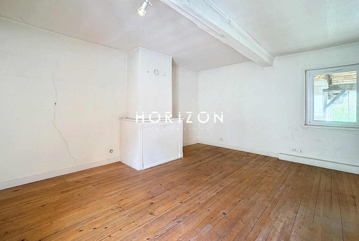 Maison de ville à Thoissey 136 m² avec jardin à rénover 