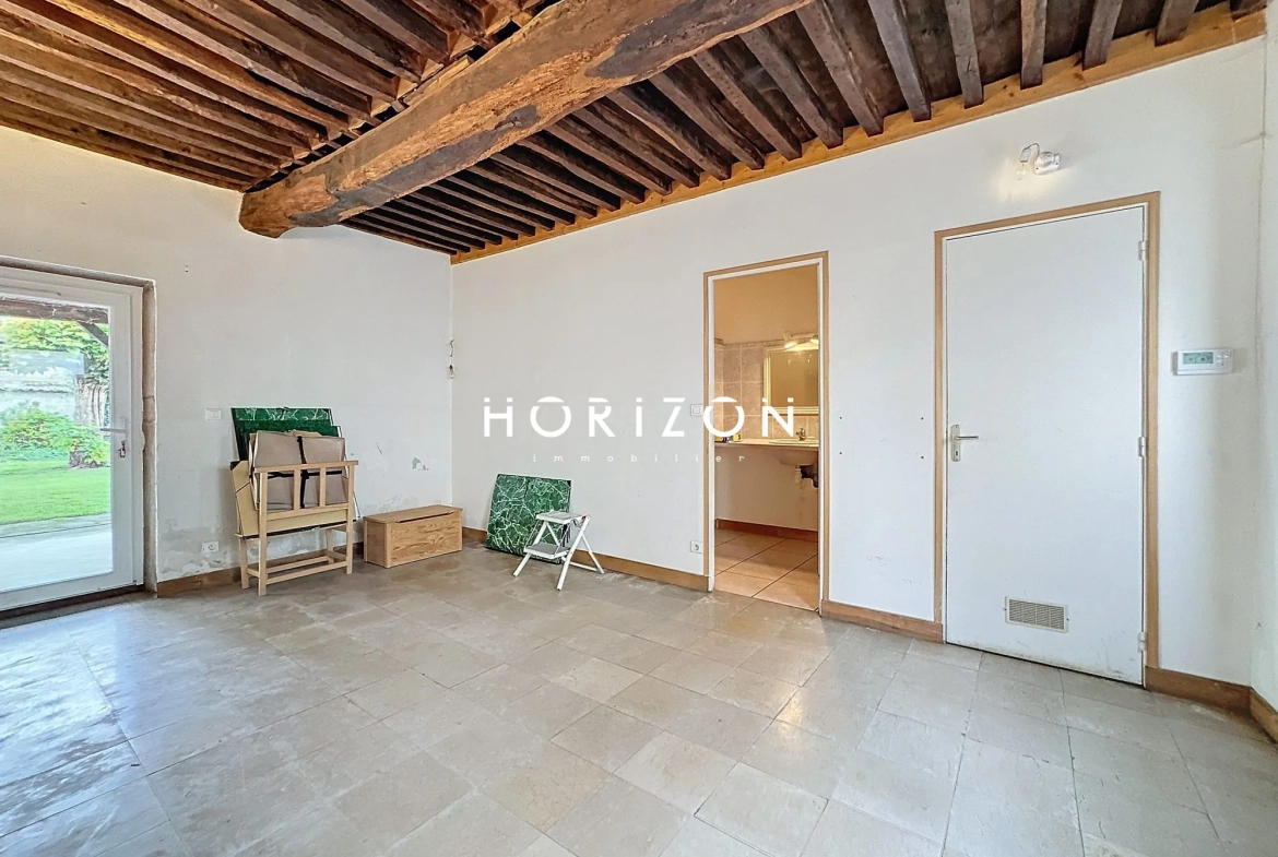 Maison de ville à Thoissey 136 m² avec jardin à rénover 
