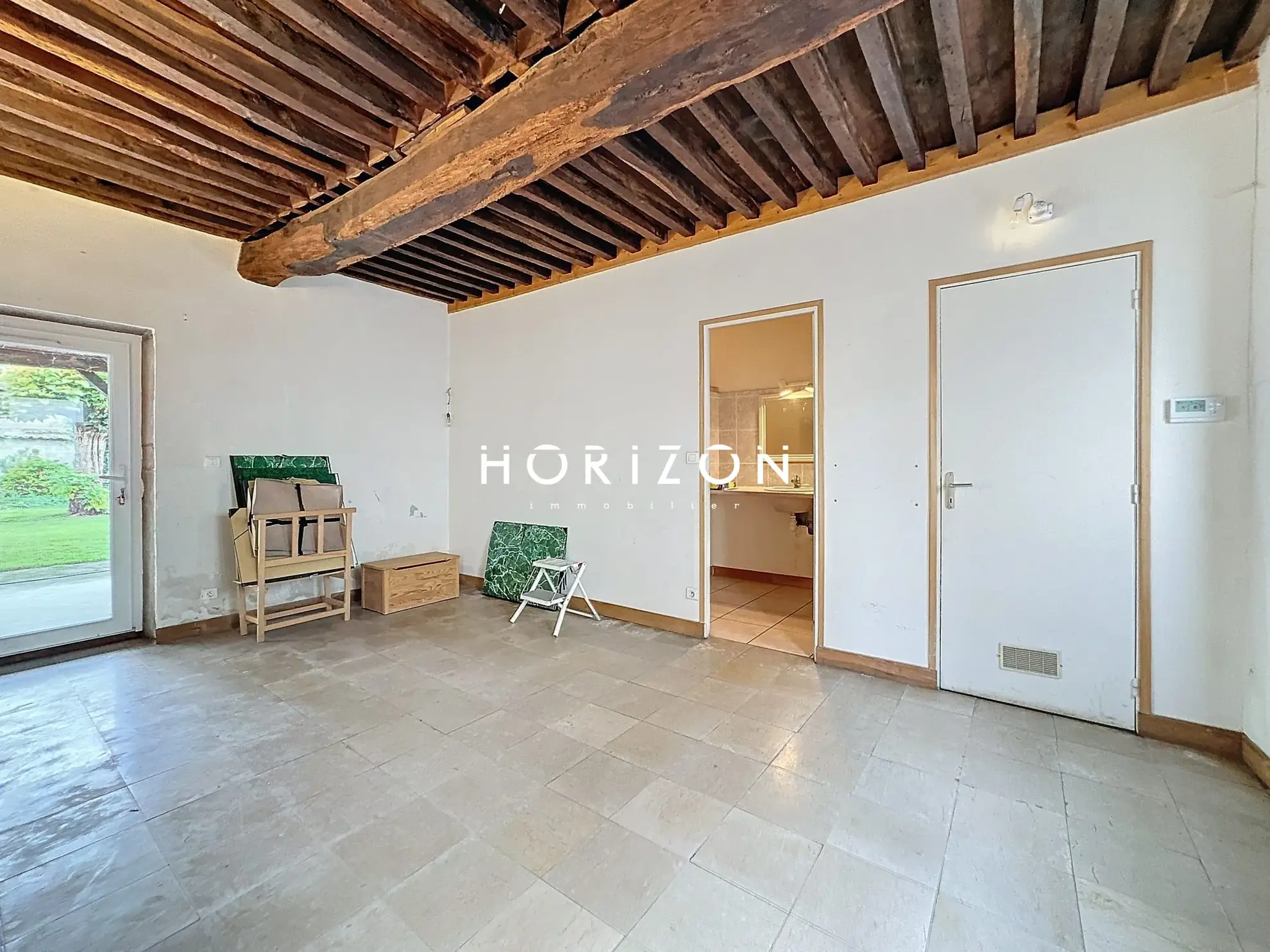 Maison de ville à Thoissey 136 m² avec jardin à rénover 