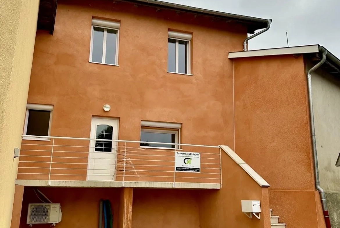 Maison à vendre à Priay - Rénovée, 2 chambres, terrasse et parking privé 