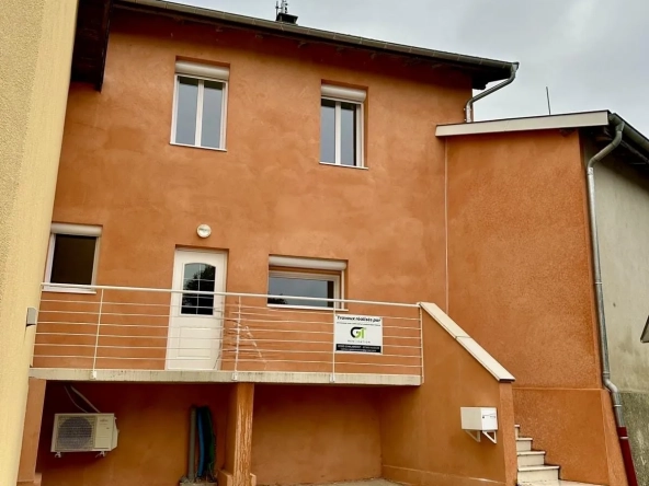 Maison à vendre à Priay - Rénovée, 2 chambres, terrasse et parking privé