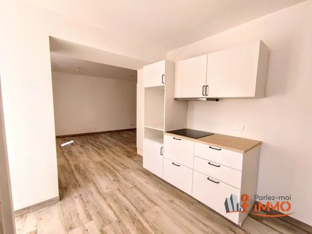 Maison à vendre à Priay - Rénovée, 2 chambres, terrasse et parking privé 