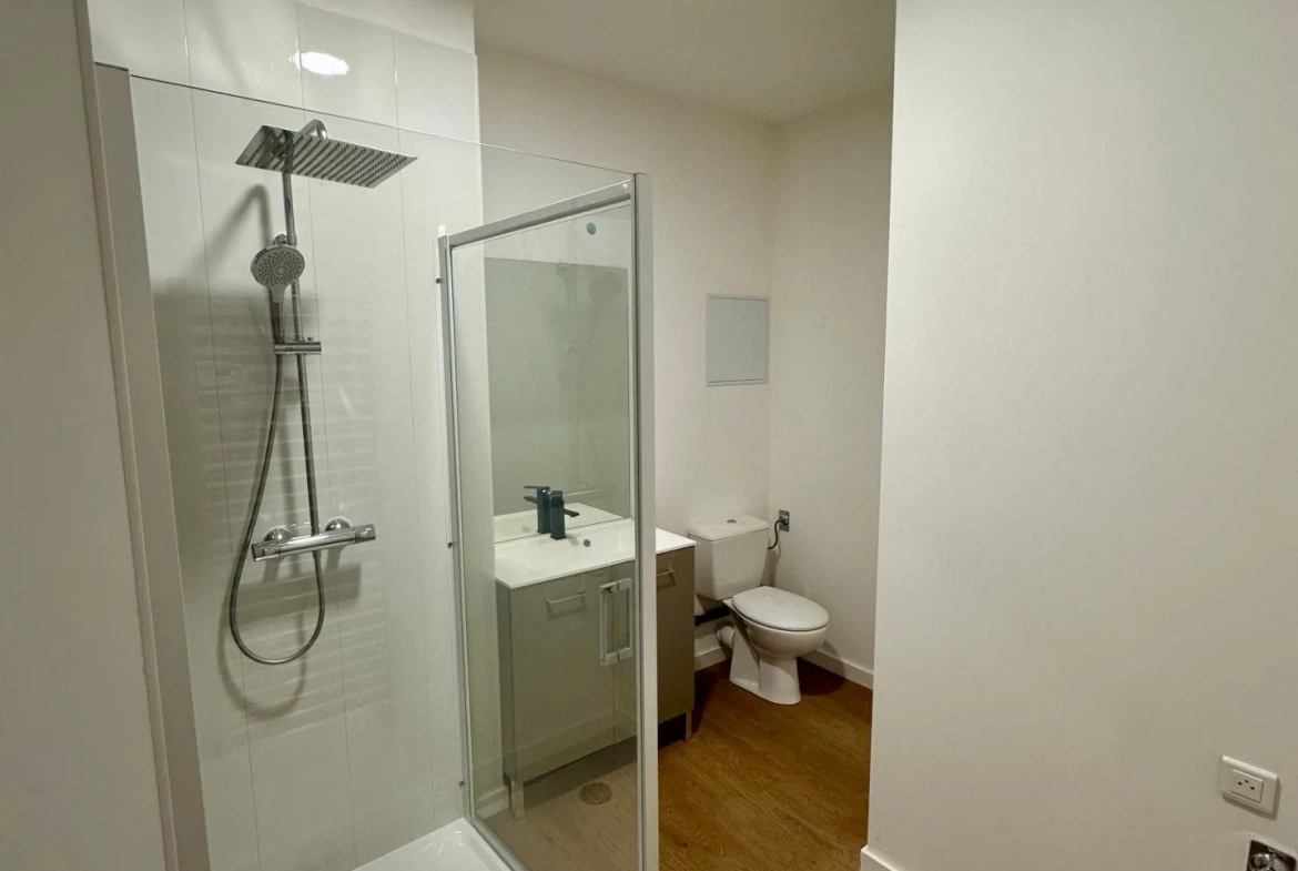 Maison à vendre à Priay - Rénovée, 2 chambres, terrasse et parking privé 