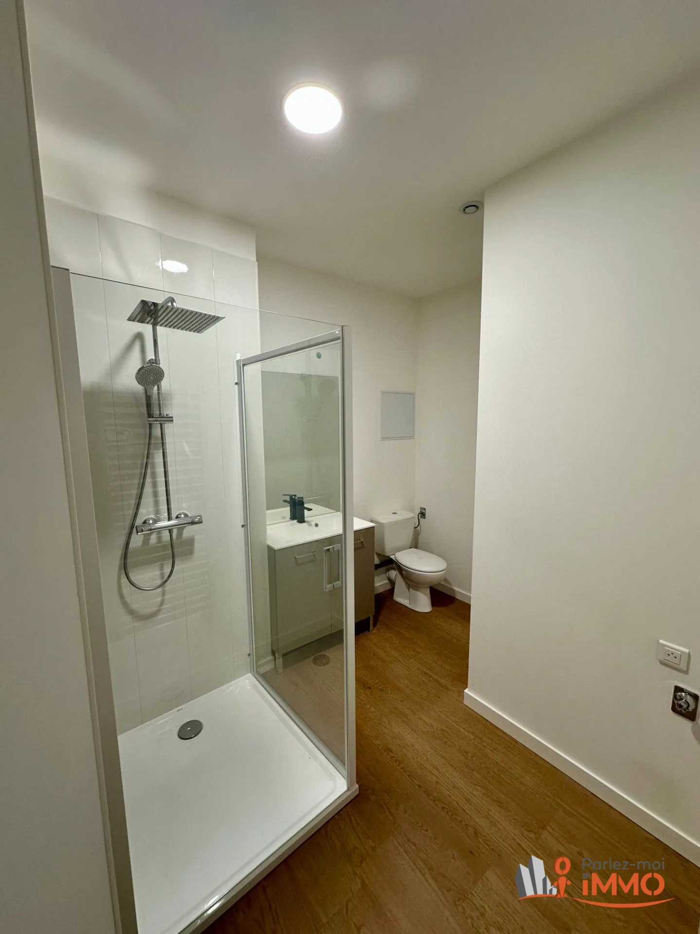Maison à vendre à Priay - Rénovée, 2 chambres, terrasse et parking privé 
