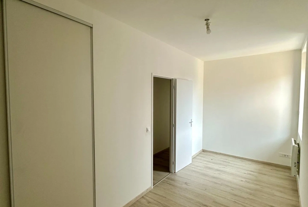 Maison à vendre à Priay - Rénovée, 2 chambres, terrasse et parking privé 