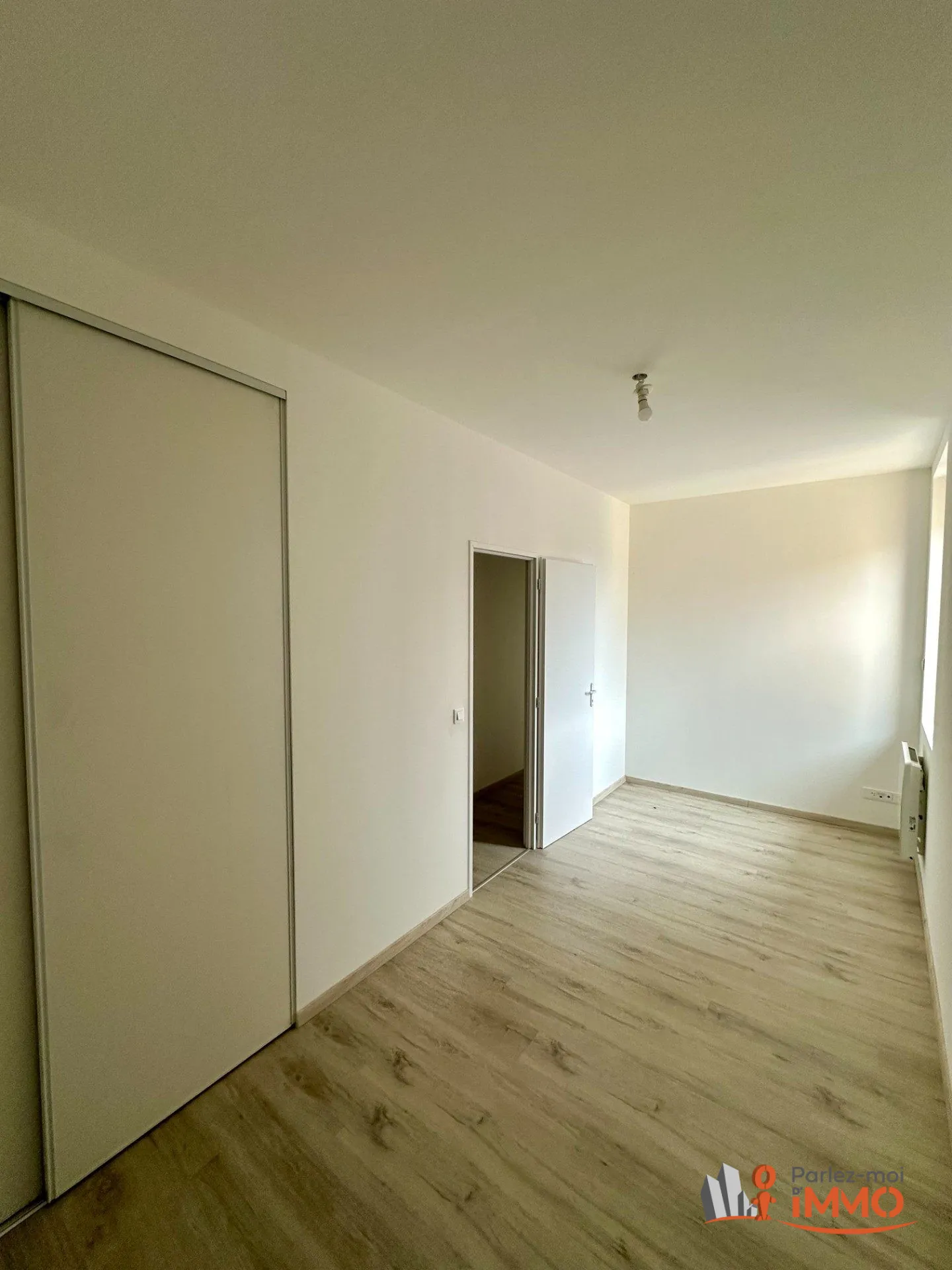 Maison à vendre à Priay - Rénovée, 2 chambres, terrasse et parking privé 