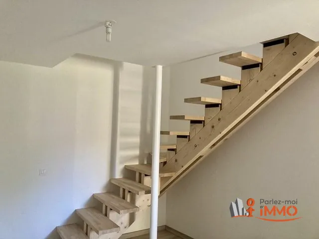 Maison à vendre à Priay - Rénovée, 2 chambres, terrasse et parking privé 