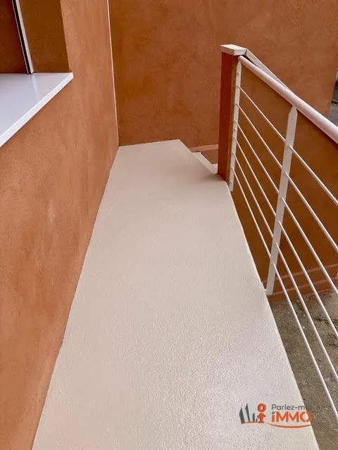 Maison à vendre à Priay - Rénovée, 2 chambres, terrasse et parking privé 