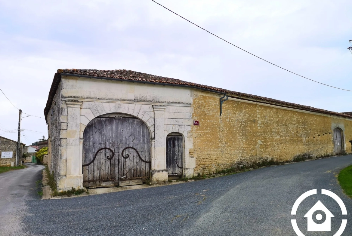 Corps de ferme à rénover avec dépendances à Saint-Cybardeaux 