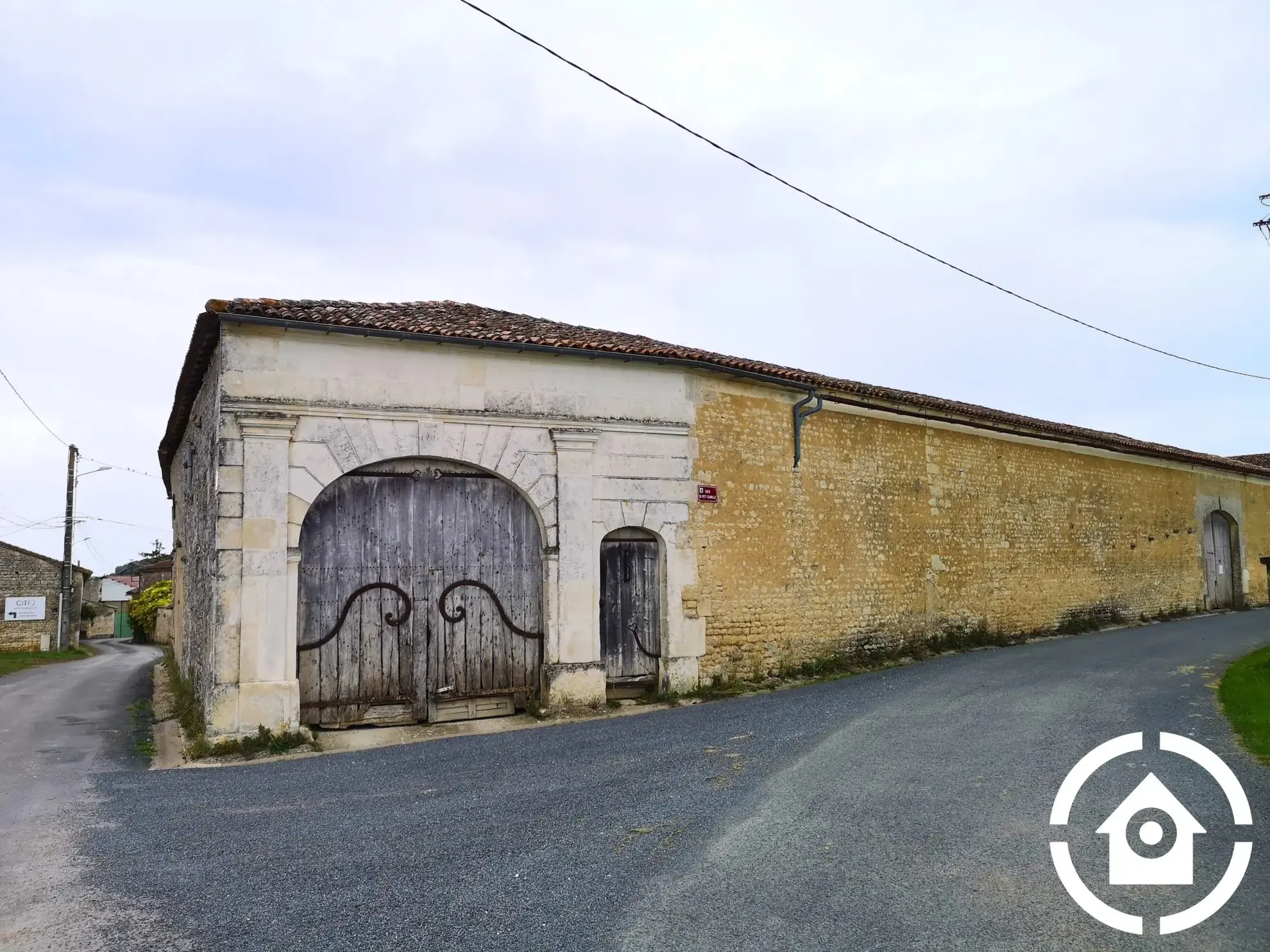 Corps de ferme à rénover avec dépendances à Saint-Cybardeaux 