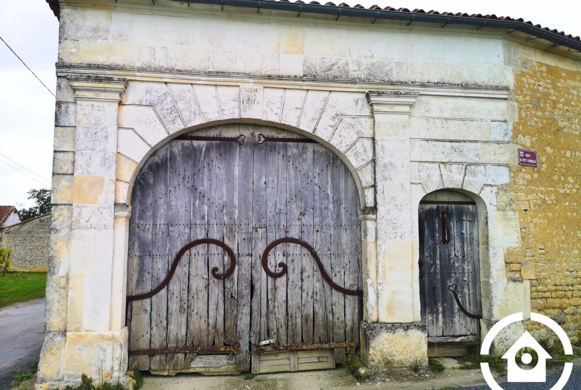 Corps de ferme à rénover avec dépendances à Saint-Cybardeaux 