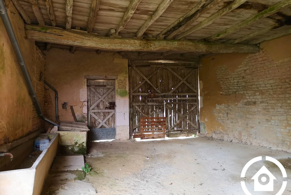 Corps de ferme à rénover avec dépendances à Saint-Cybardeaux 