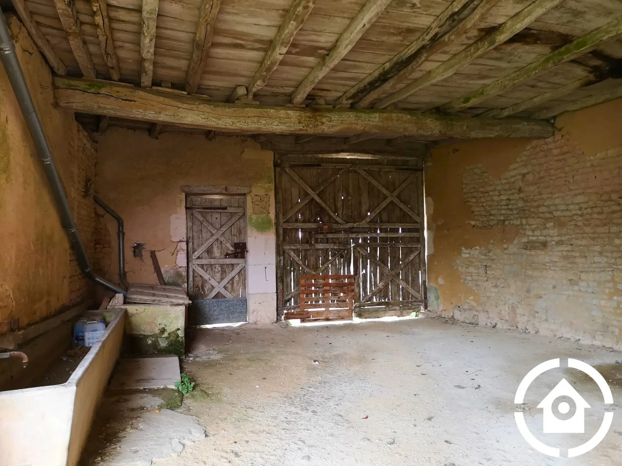 Corps de ferme à rénover avec dépendances à Saint-Cybardeaux 