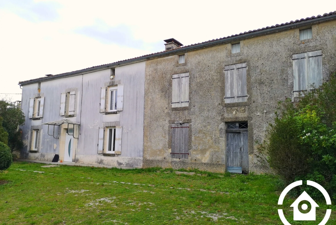 Corps de ferme à rénover avec dépendances à Saint-Cybardeaux 