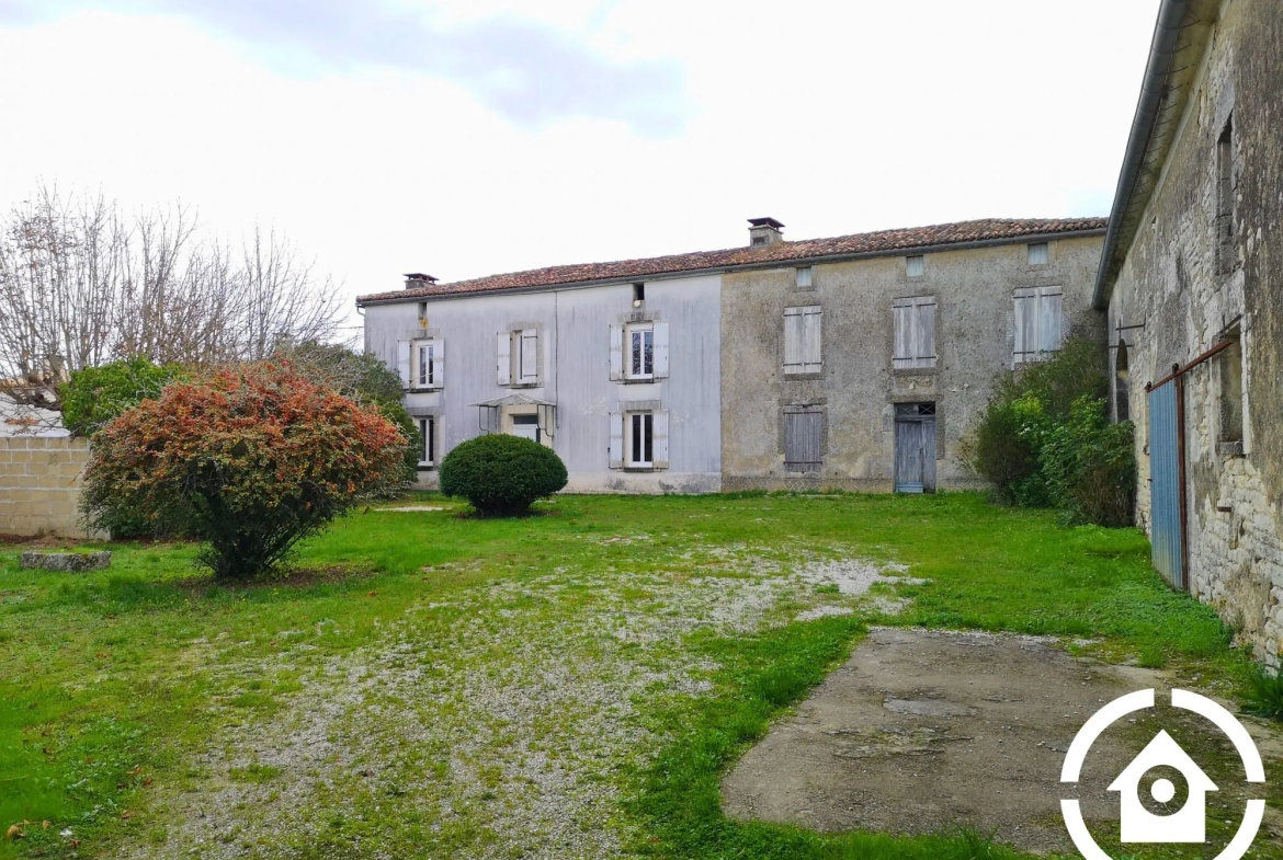 Corps de ferme à rénover avec dépendances à Saint-Cybardeaux 