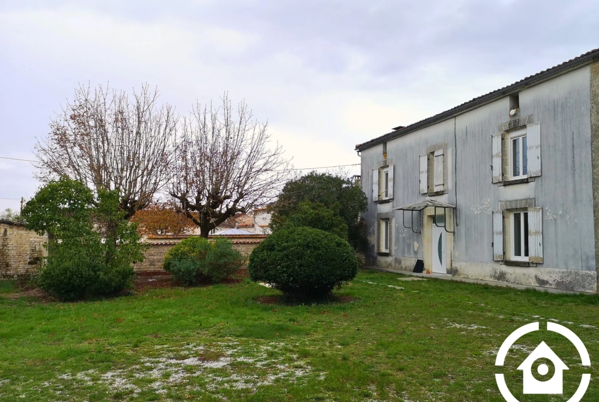 Corps de ferme à rénover avec dépendances à Saint-Cybardeaux 