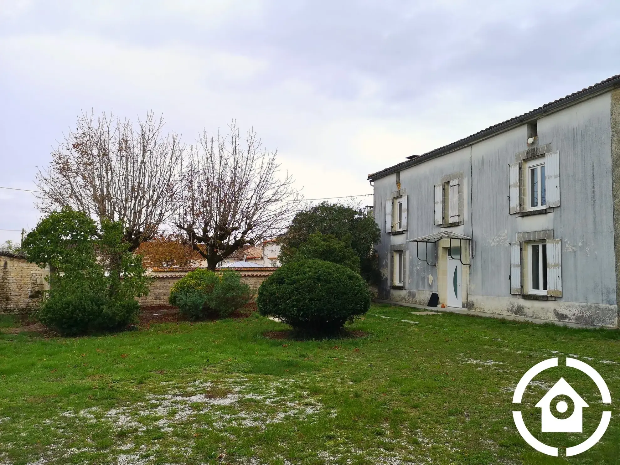Corps de ferme à rénover avec dépendances à Saint-Cybardeaux 
