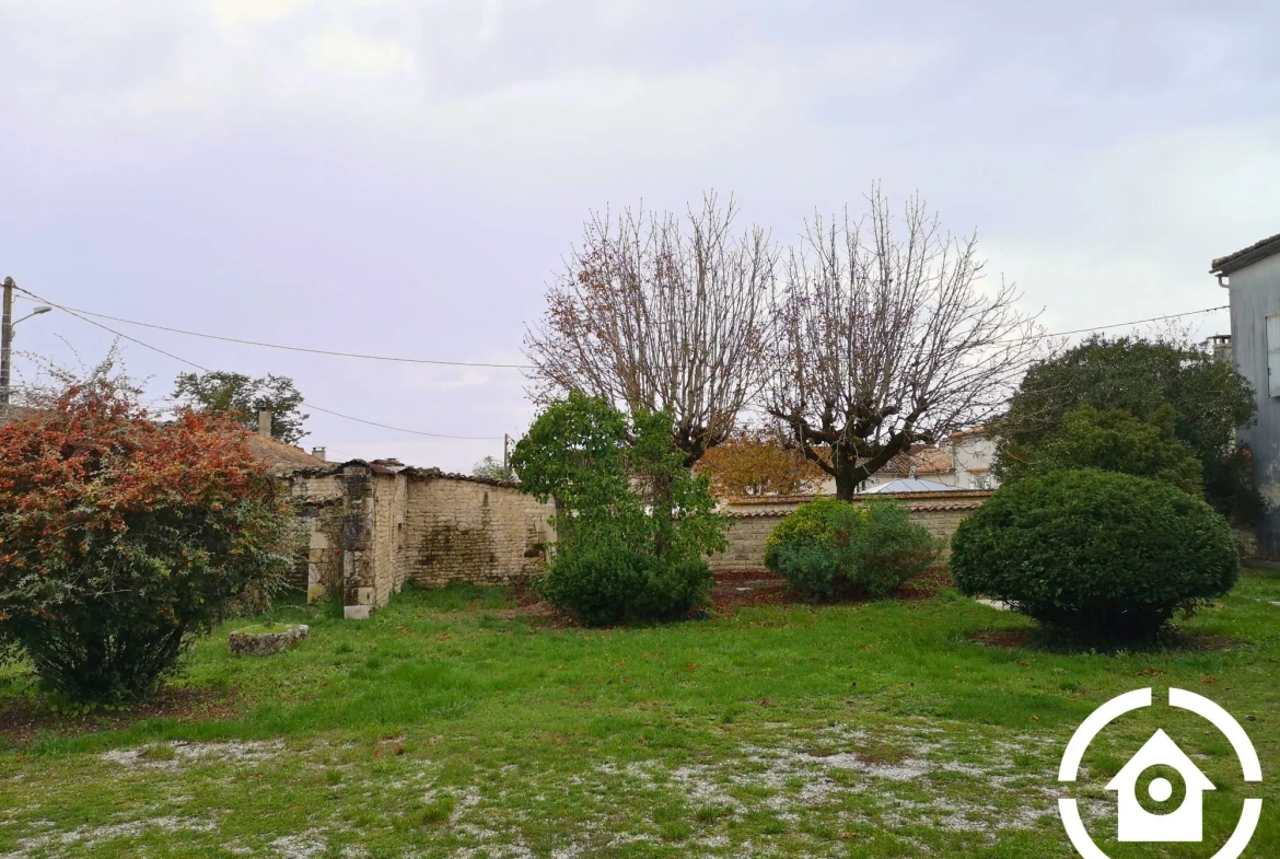 Corps de ferme à rénover avec dépendances à Saint-Cybardeaux 