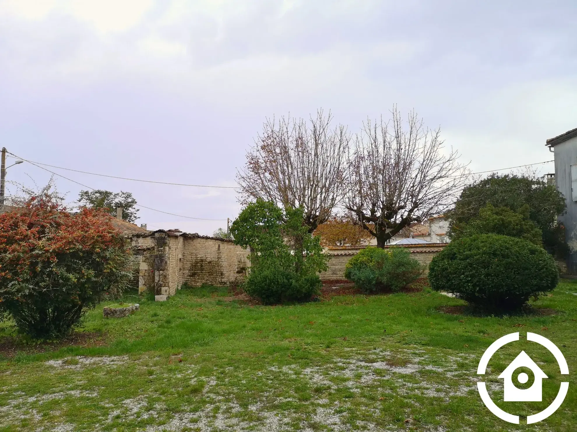 Corps de ferme à rénover avec dépendances à Saint-Cybardeaux 