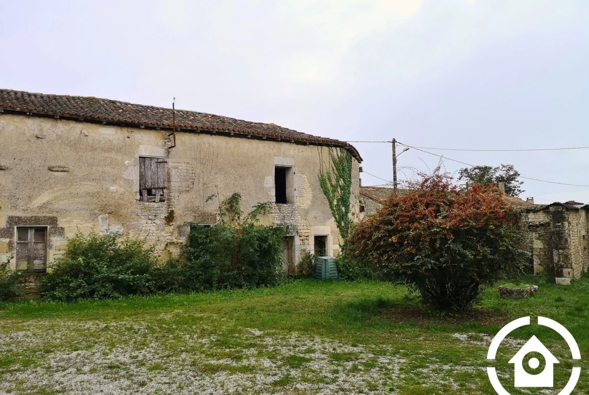 Corps de ferme à rénover avec dépendances à Saint-Cybardeaux 