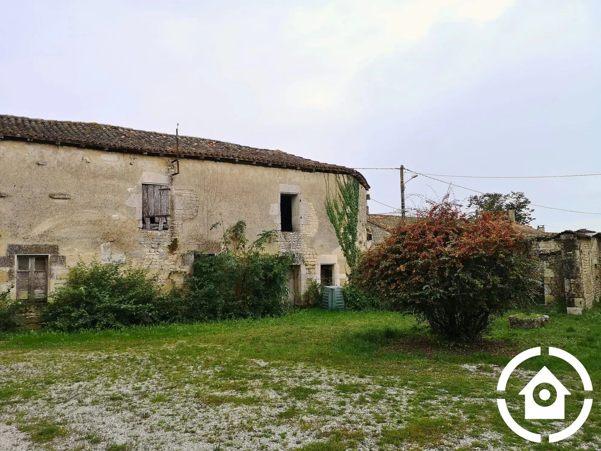 Corps de ferme à rénover avec dépendances à Saint-Cybardeaux 
