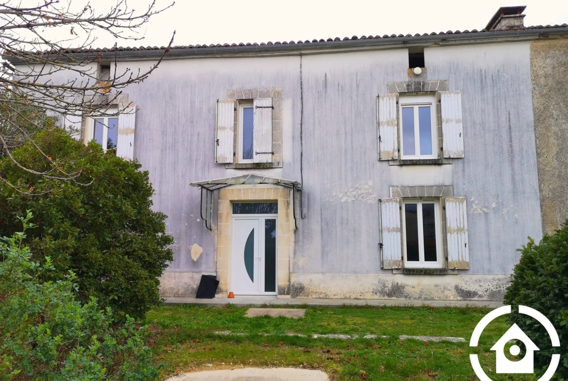 Corps de ferme à rénover avec dépendances à Saint-Cybardeaux 
