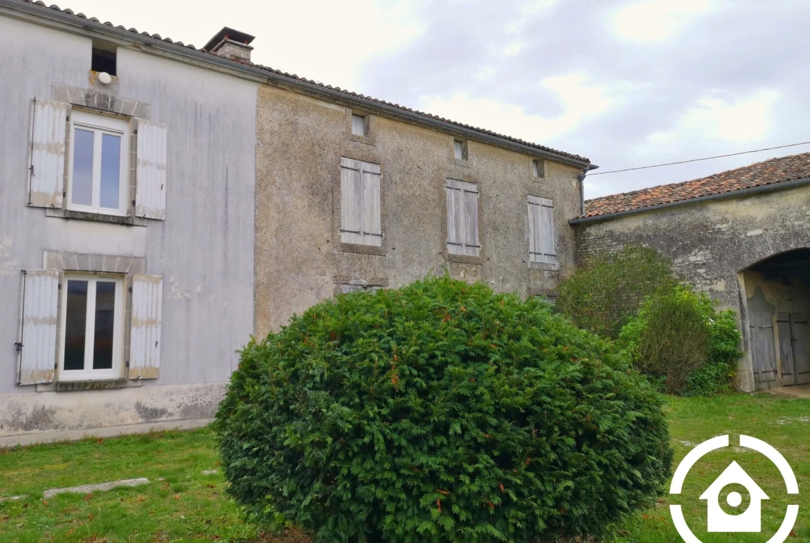 Corps de ferme à rénover avec dépendances à Saint-Cybardeaux 