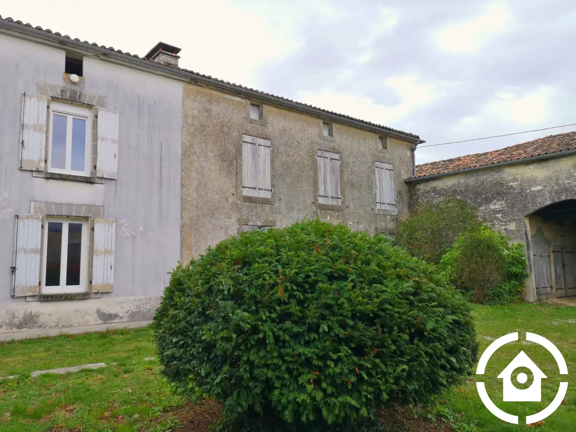 Corps de ferme à rénover avec dépendances à Saint-Cybardeaux 