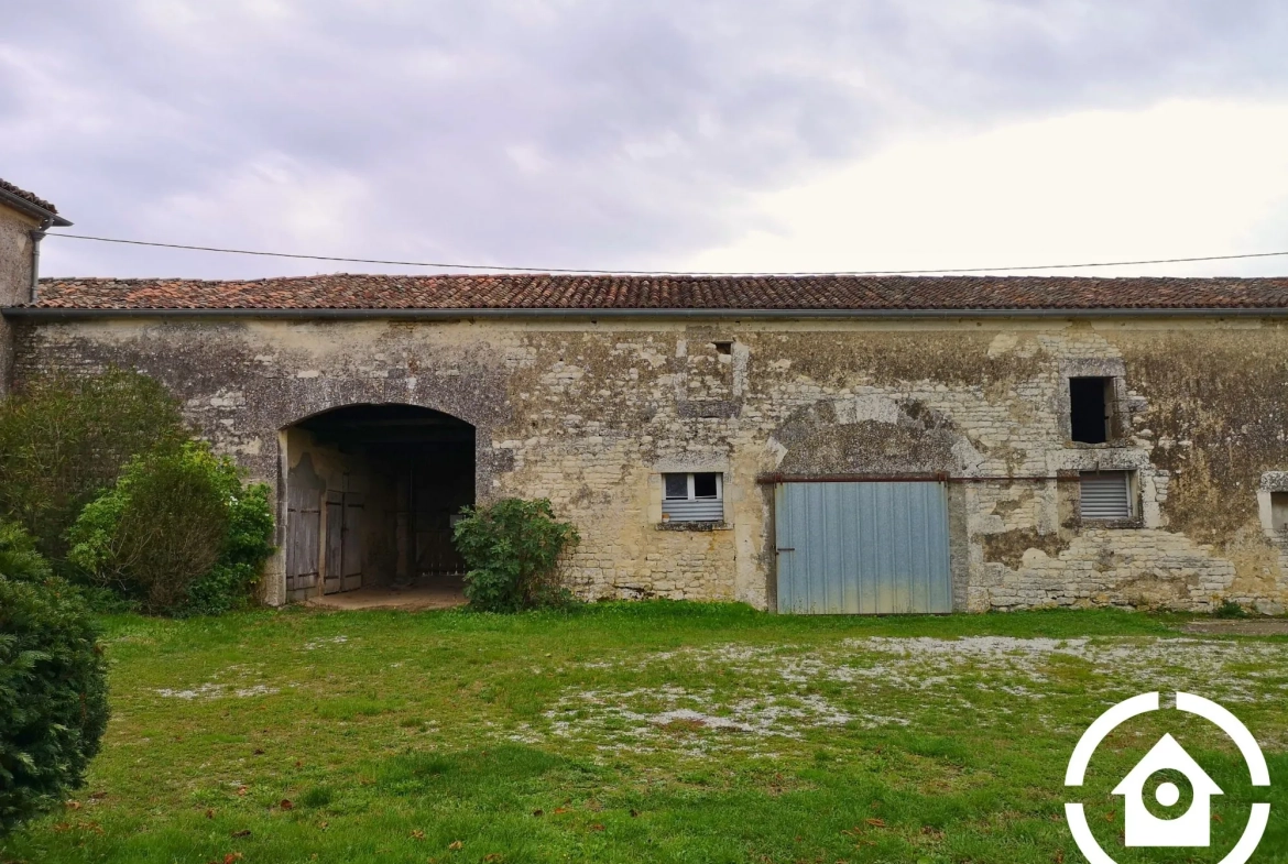 Corps de ferme à rénover avec dépendances à Saint-Cybardeaux 