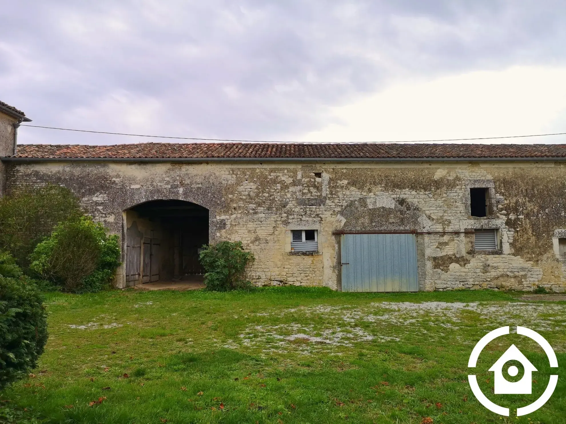 Corps de ferme à rénover avec dépendances à Saint-Cybardeaux 