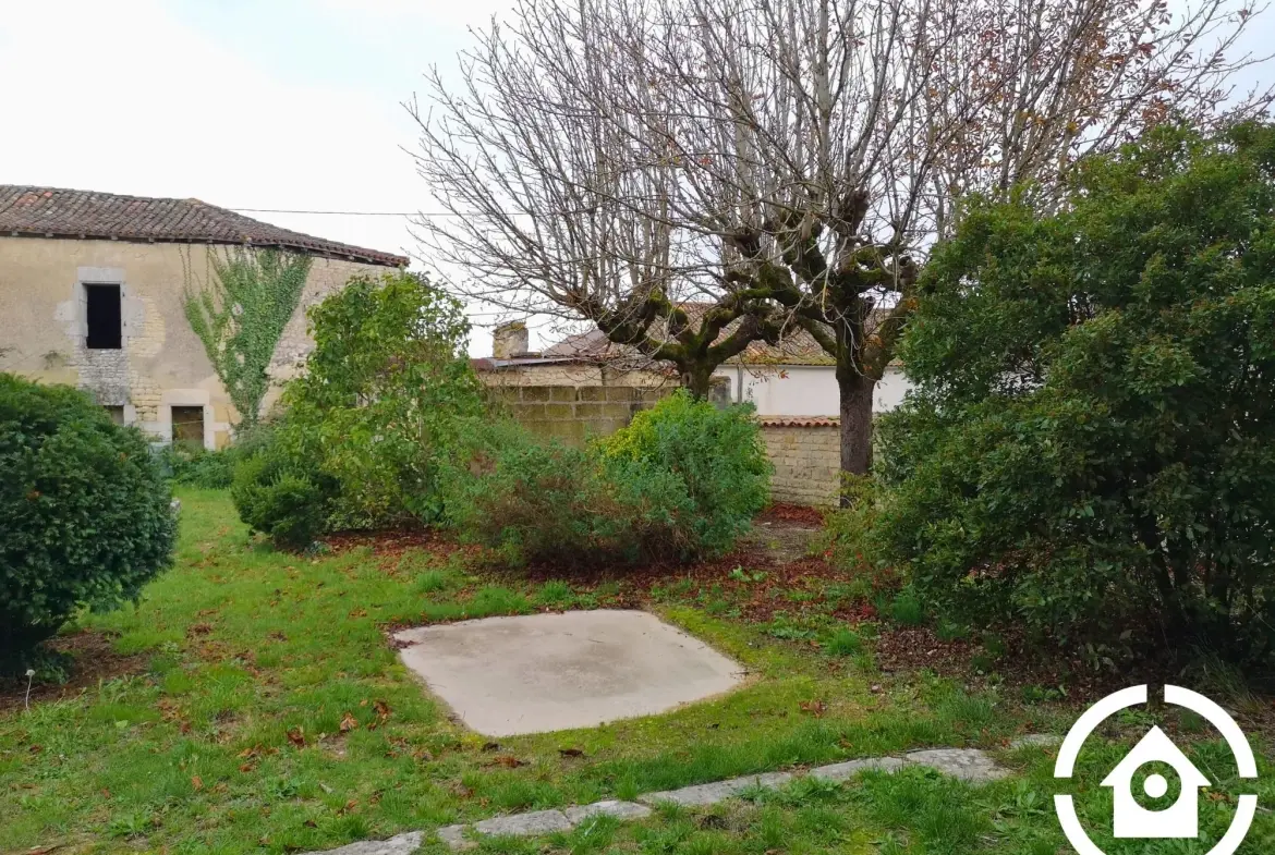 Corps de ferme à rénover avec dépendances à Saint-Cybardeaux 