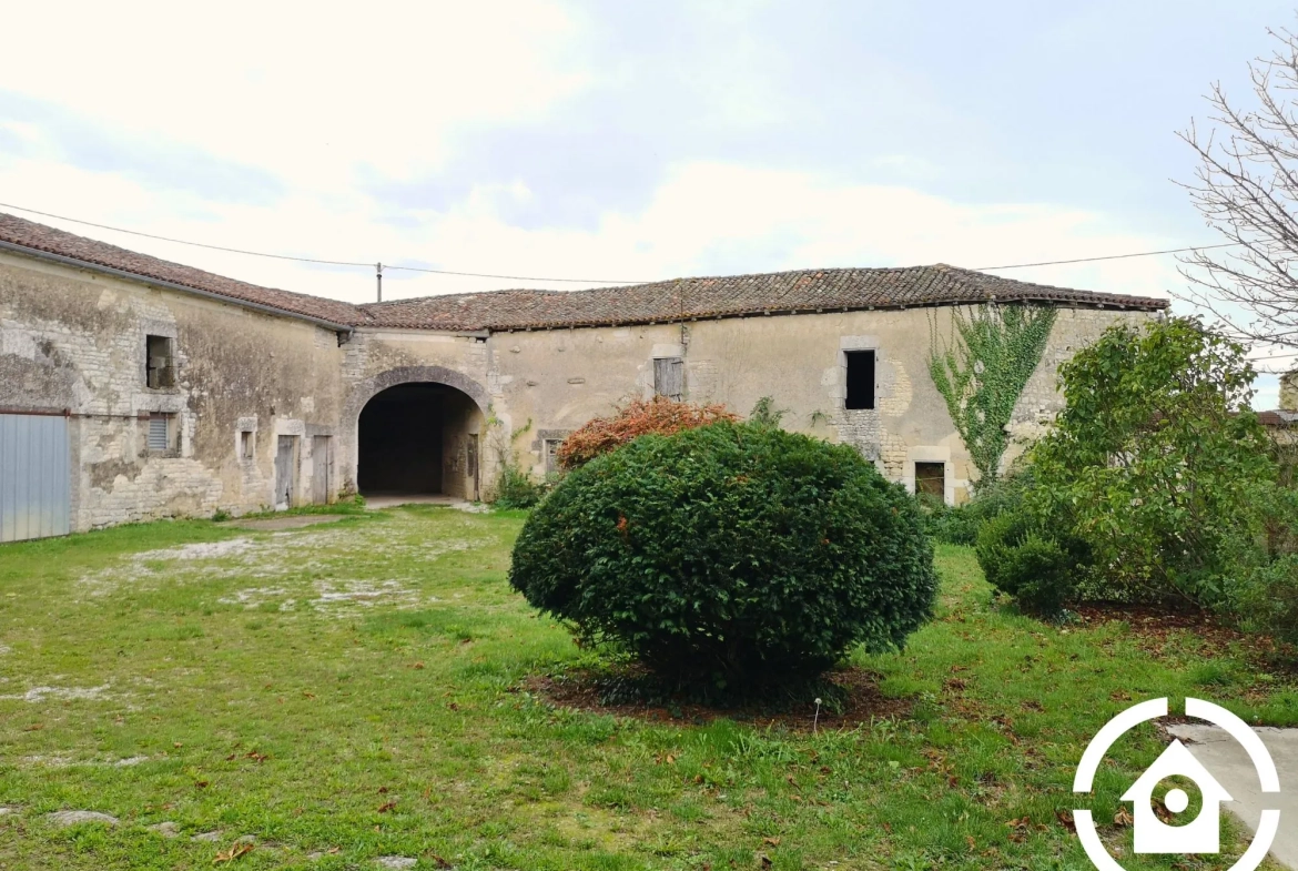 Corps de ferme à rénover avec dépendances à Saint-Cybardeaux 
