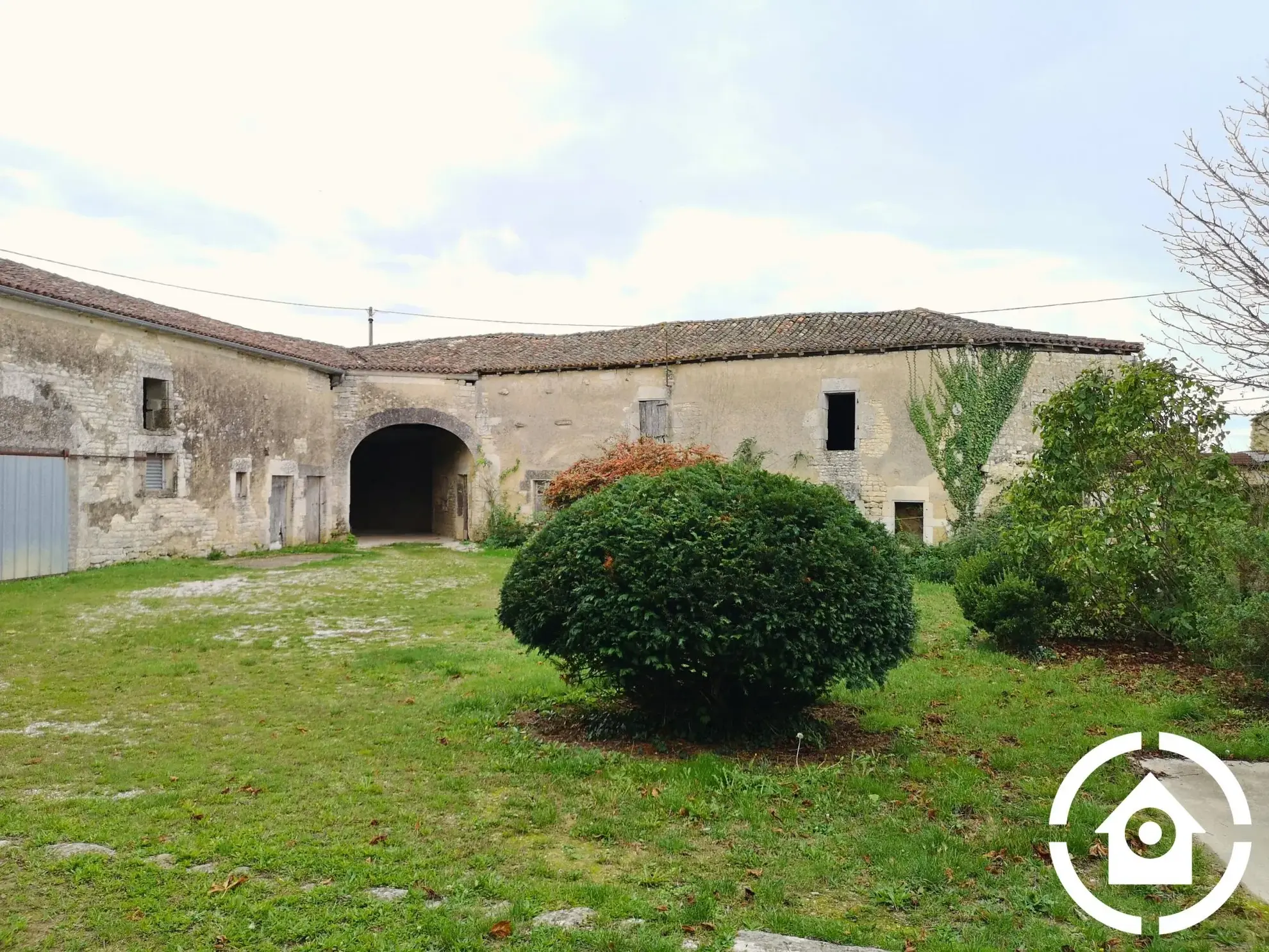Corps de ferme à rénover avec dépendances à Saint-Cybardeaux 
