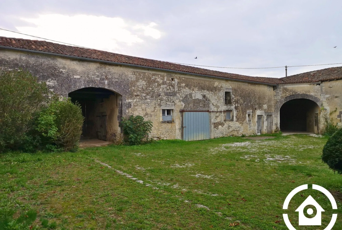Corps de ferme à rénover avec dépendances à Saint-Cybardeaux 