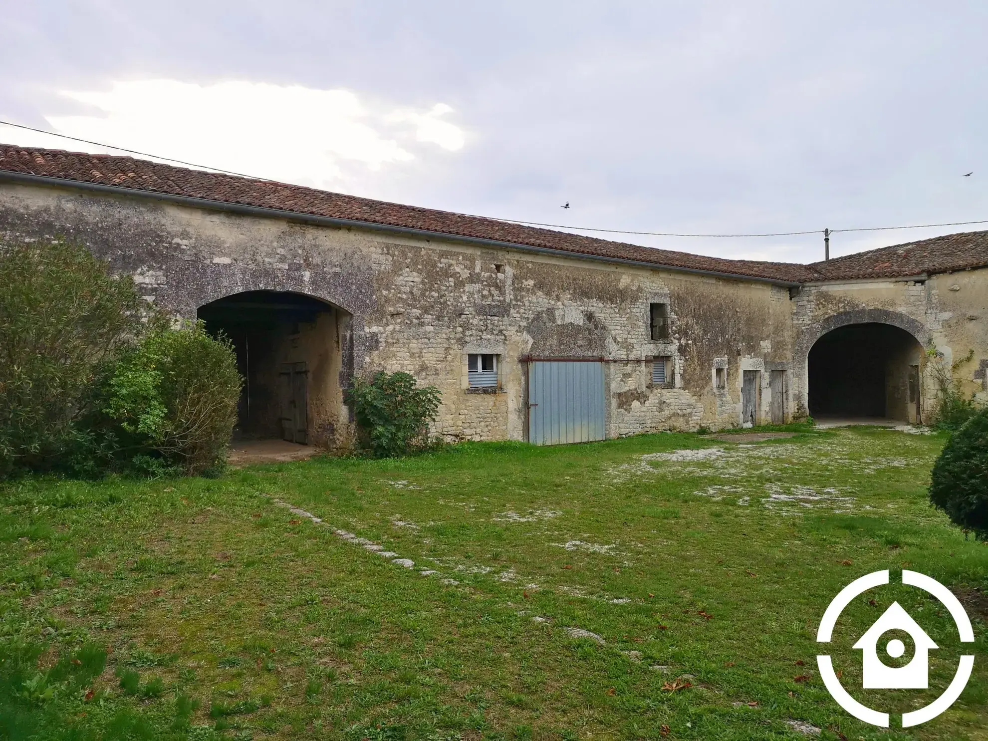 Corps de ferme à rénover avec dépendances à Saint-Cybardeaux 