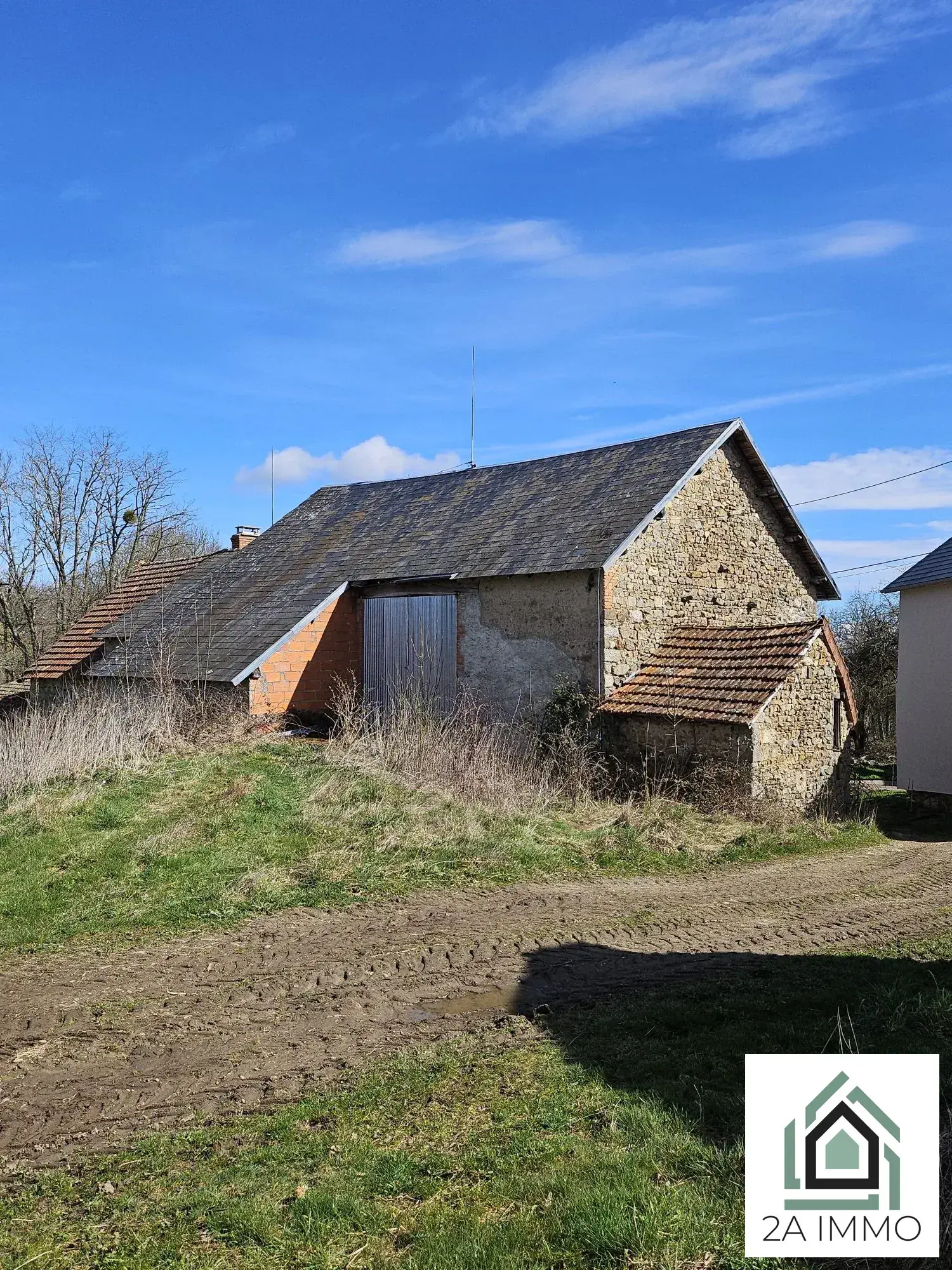 Ferme à rénover avec deux maisons et dépendances à Villosanges 