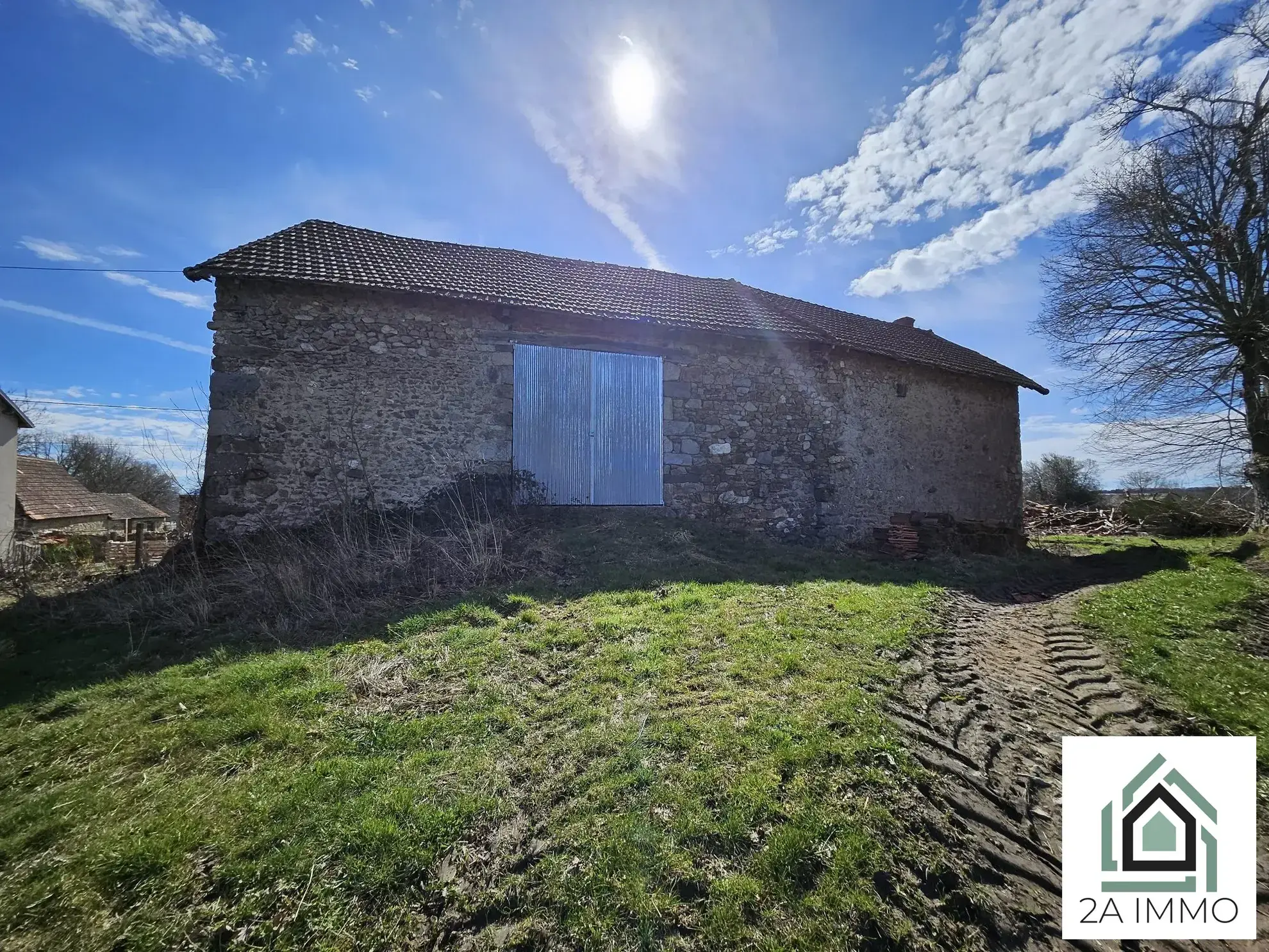 Ferme à rénover avec deux maisons et dépendances à Villosanges 