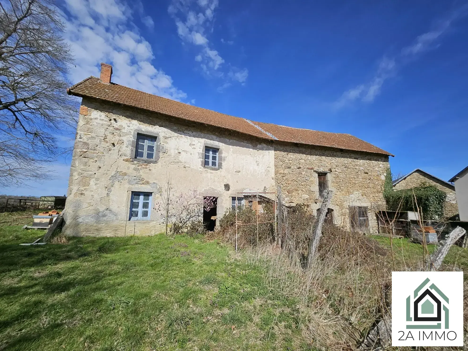 Ferme à rénover avec deux maisons et dépendances à Villosanges 