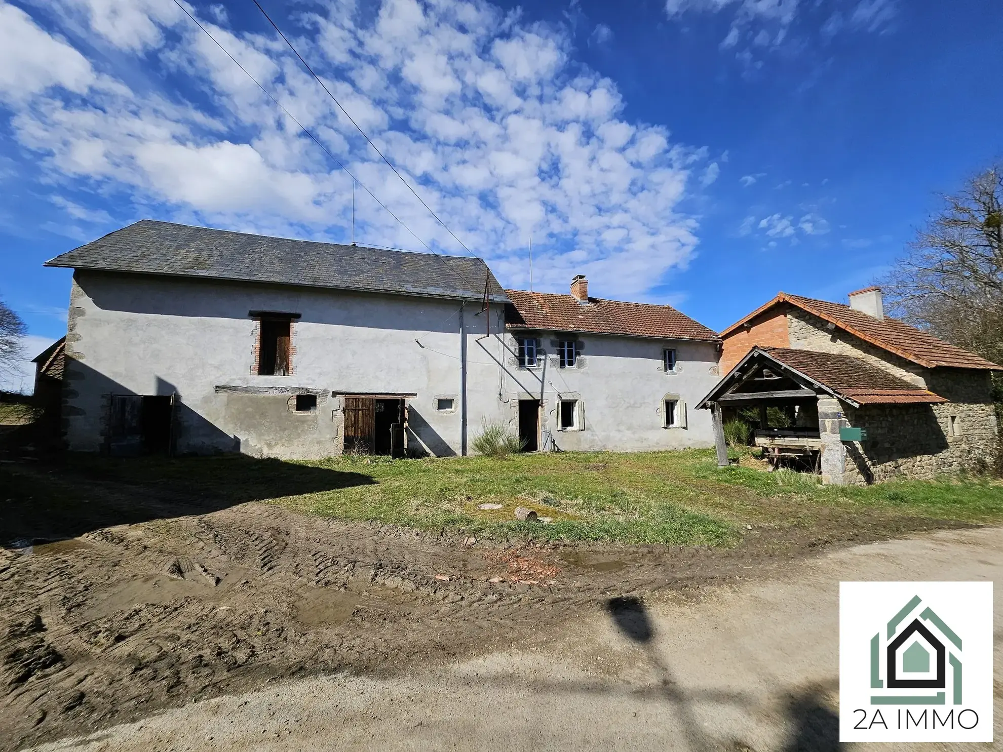Ferme à rénover avec deux maisons et dépendances à Villosanges 