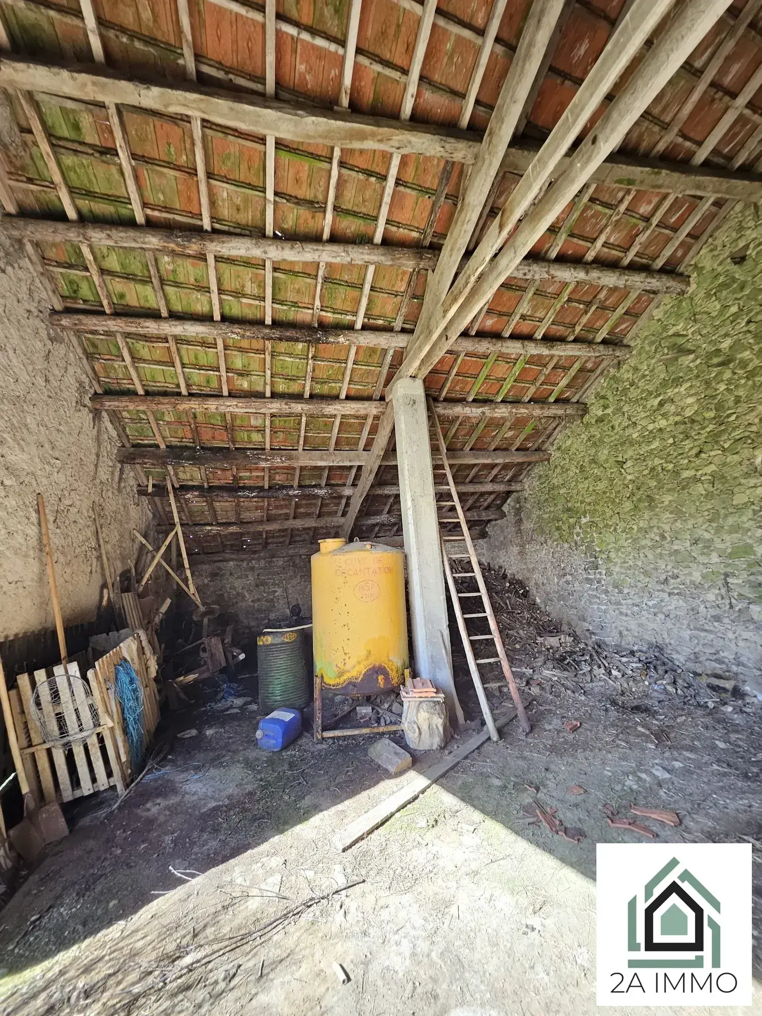 Ferme à rénover avec deux maisons et dépendances à Villosanges 