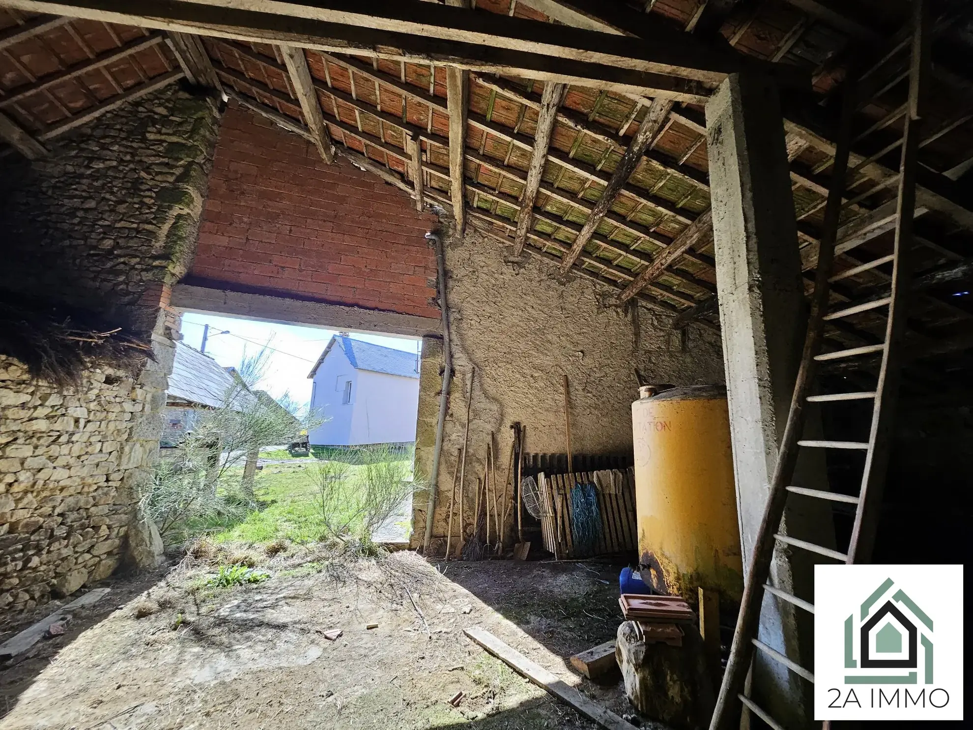 Ferme à rénover avec deux maisons et dépendances à Villosanges 