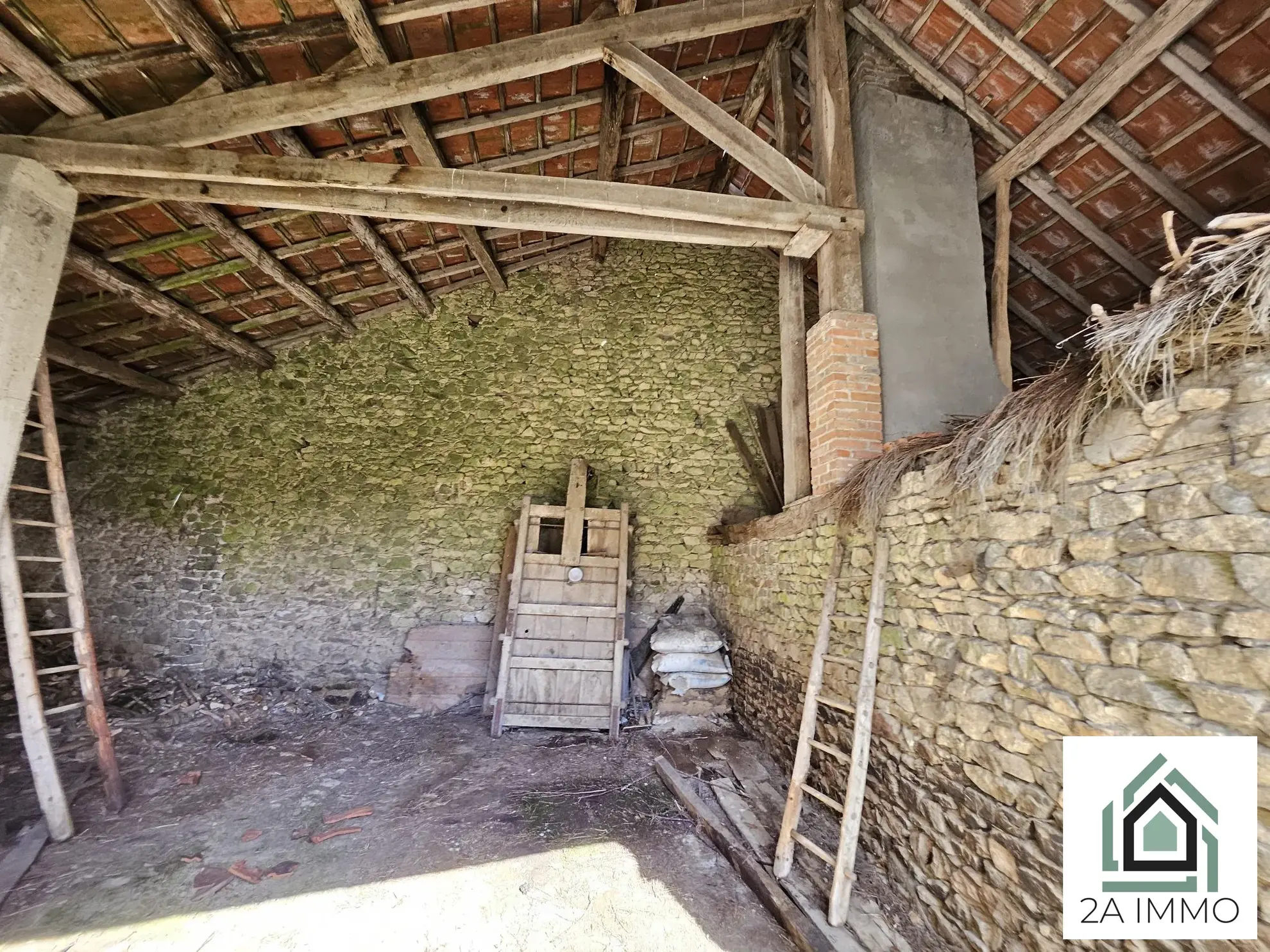 Ferme à rénover avec deux maisons et dépendances à Villosanges 