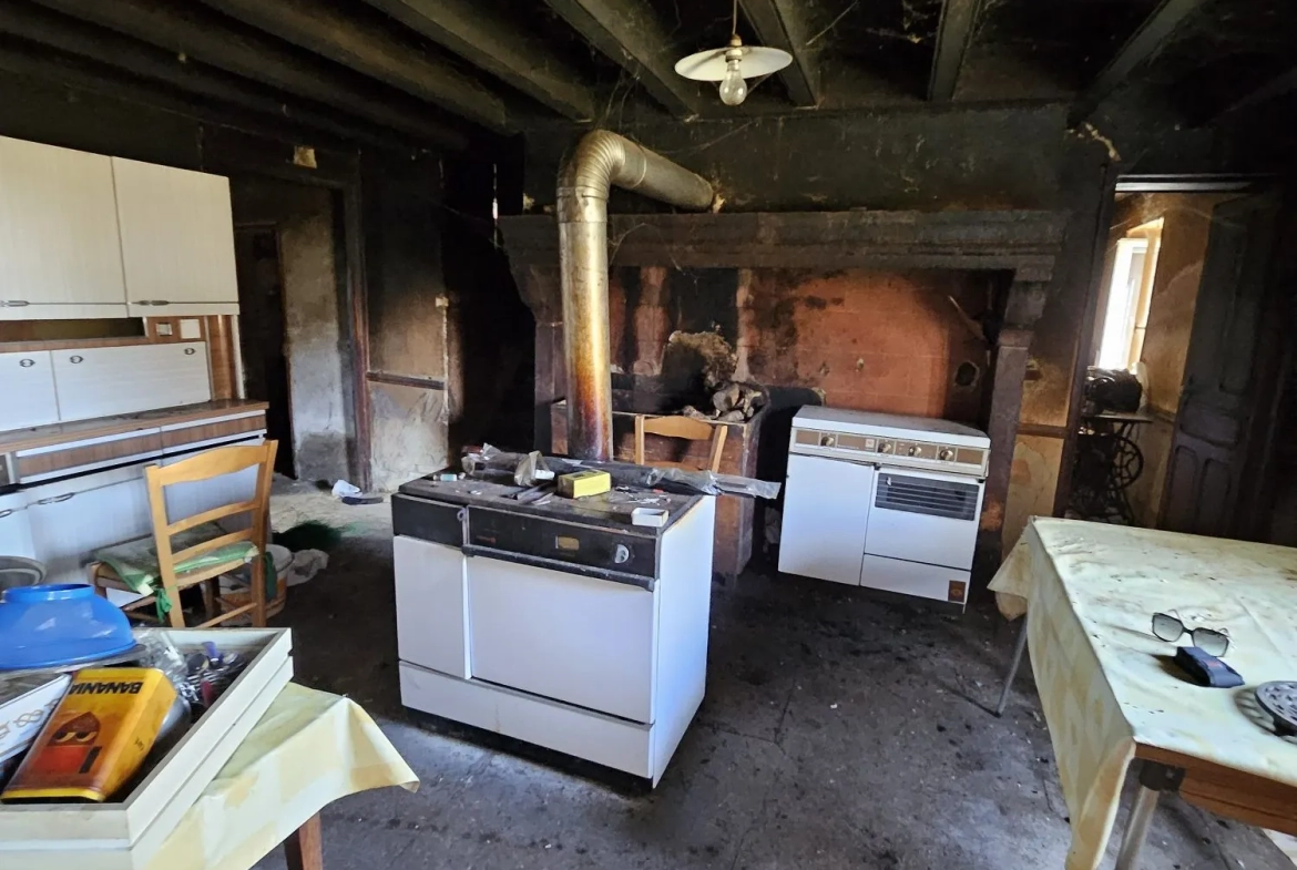 Ferme à rénover avec deux maisons et dépendances à Villosanges 
