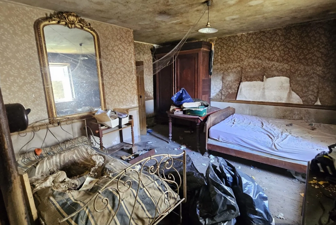 Ferme à rénover avec deux maisons et dépendances à Villosanges 