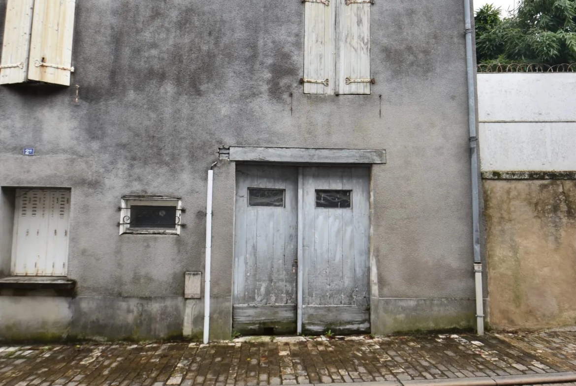 Immeuble à Montbron avec potentiel d'aménagement et garage 