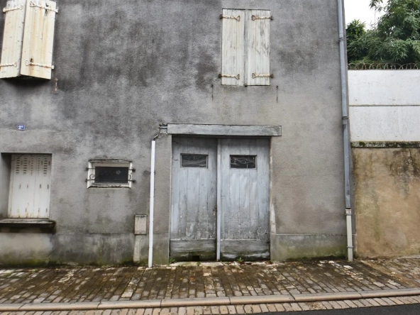 Immeuble à Montbron avec potentiel d'aménagement et garage