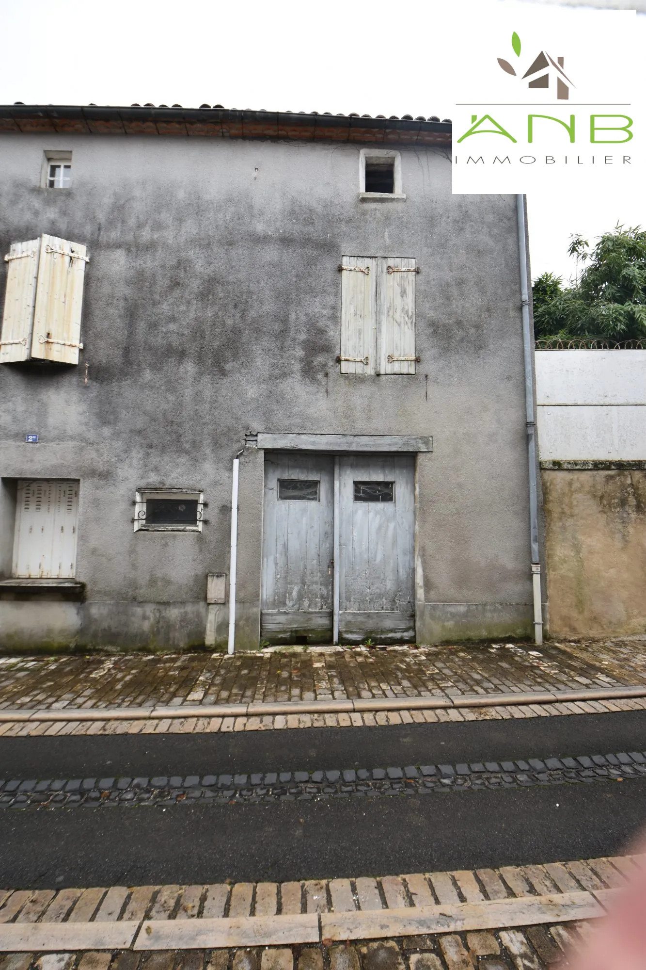 Immeuble à Montbron avec potentiel d'aménagement et garage 