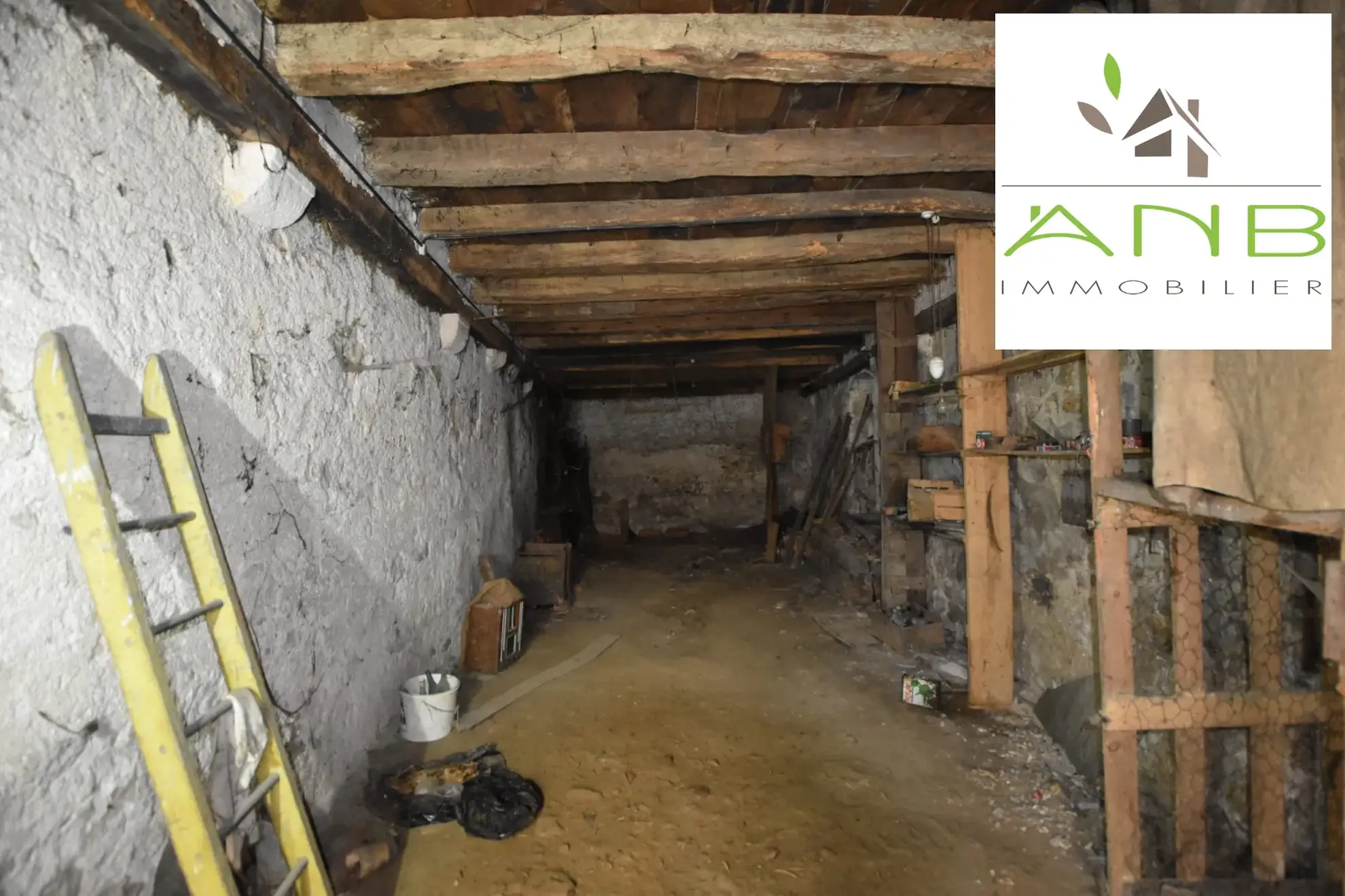Immeuble à Montbron avec potentiel d'aménagement et garage 