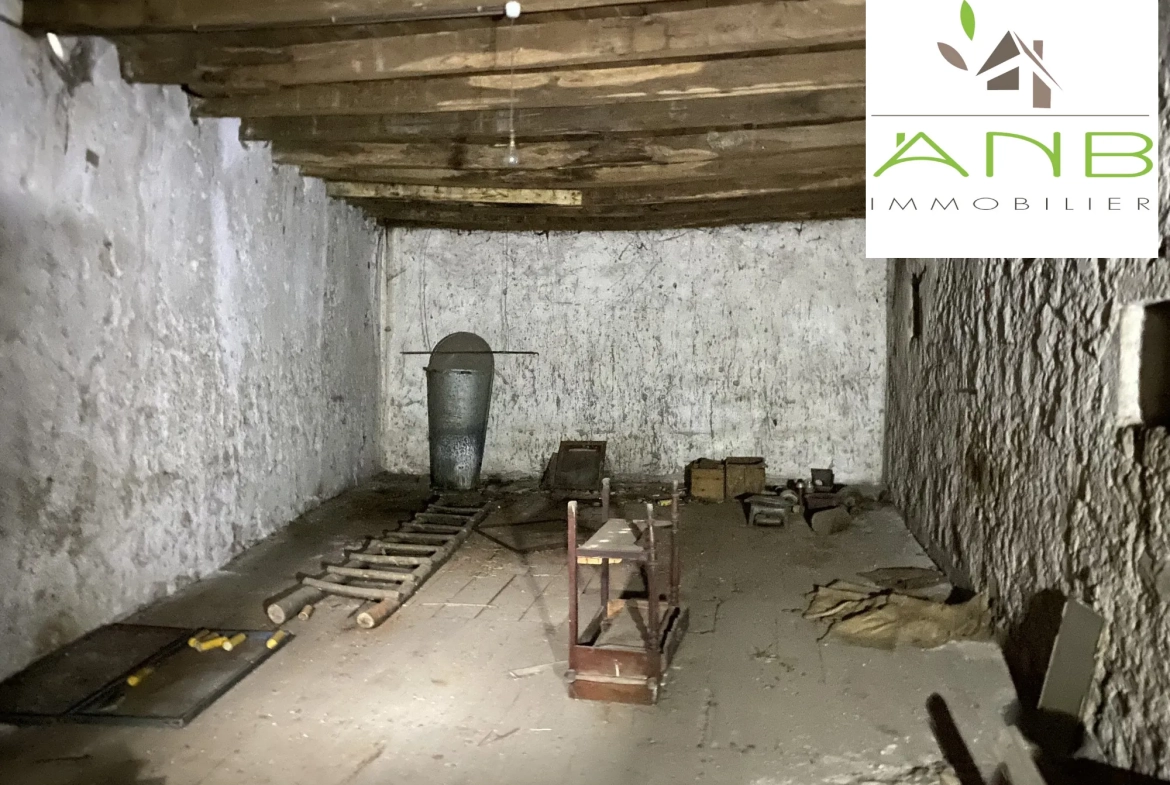 Immeuble à Montbron avec potentiel d'aménagement et garage 