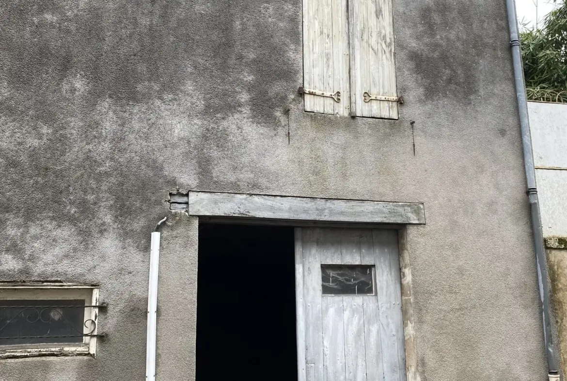 Immeuble à Montbron avec potentiel d'aménagement et garage 